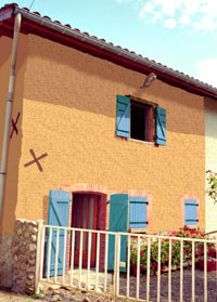 facade foncee volets bleus